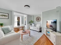Adorable Cottage with Cottage porch, walk to water & town Hotels in Westbrook