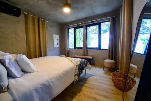 Stylish 2 Bedroom + pool Beachfront Suite king & queen bed Sunsets beach walk