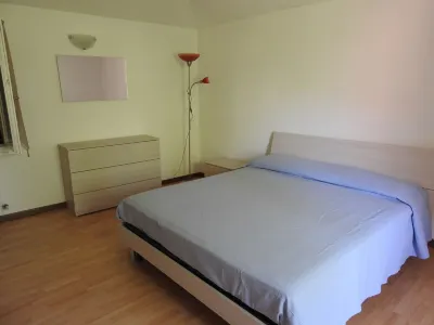 Large duplex apartment sleeps 5, private parking space, in the center