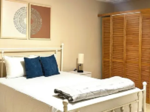The Hideaway Too - Modern One Bedroom Executive Suite - 5 mins to Mandeville Hotels in Mandeville