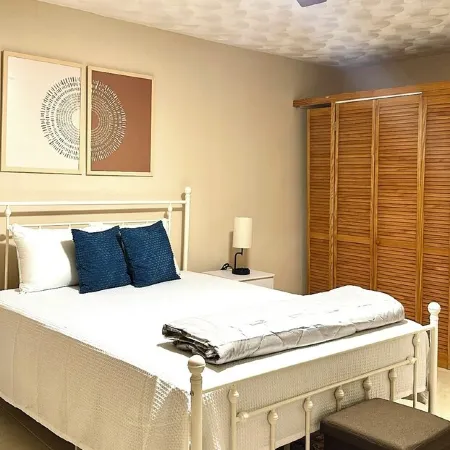 The Hideaway Too - Modern One Bedroom Executive Suite - 5 mins to Mandeville