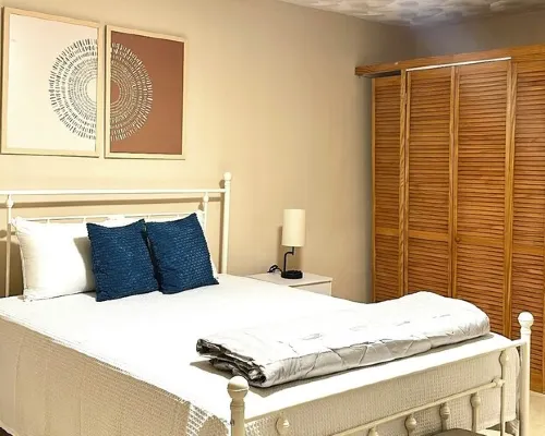 The Hideaway Too - Modern One Bedroom Executive Suite - 5 mins to Mandeville Hotels in Mandeville