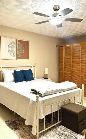 The Hideaway Too - Modern One Bedroom Executive Suite - 5 mins to Mandeville