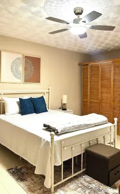 The Hideaway Too - Modern One Bedroom Executive Suite - 5 mins to Mandeville - 3-Sterne