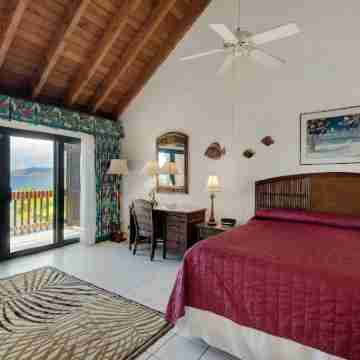 Beach Front Villa with Down Island View - Priceless! Rooms