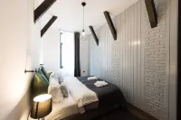 Lovely Old Town Flat with Mountain Views Hotels in 