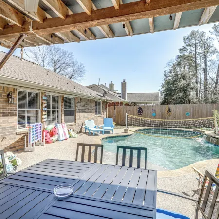 Swim and Unwind Pet-Friendly Home in Spring!
