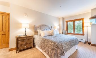 Red Hawk Lodge by Summit County Mountain Retreats