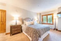 Red Hawk Lodge by Summit County Mountain Retreats فنادق في Dillon