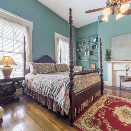 Bourbon Manor Bed & Breakfast Inn