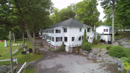 Beachwood Resort Отели рядом с достопримечательностью «Gallery on The Lake»