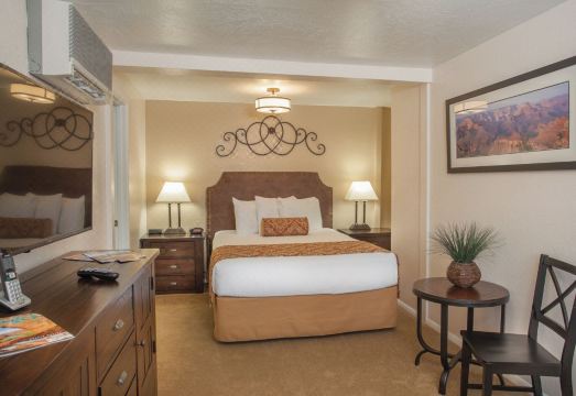 2. 레드 페더 로지..