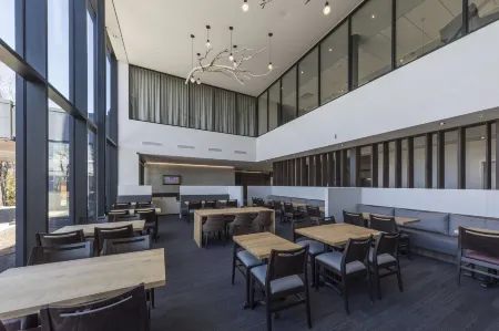 Hôtel & Suites Normandin Lévis Отели рядом с достопримечательностью «Парк Солей»