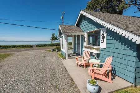 Juan de Fuca Waterfront Hotel & Cottages