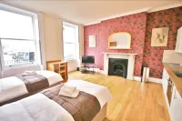 Central Studios Gloucester Place Hotel berhampiran Caffe La Scala