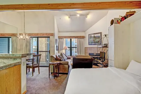 River Mtn Lodge E305 Отели рядом с достопримечательностью «Riverwalk Center at Breckenridge»