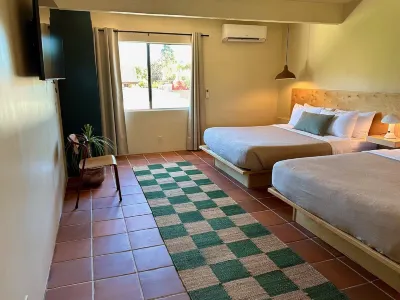 Hummingbird Inn Hotels near Bart's Books