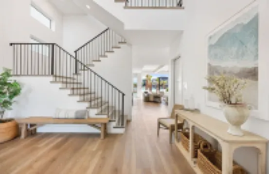 紅色遮陽篷的海灘前