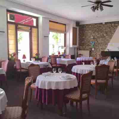 Logis Hôtel le Vendangerot Dining/Meeting Rooms