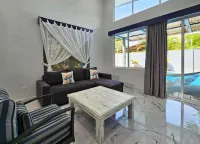 3 bdrs, close to beach & Marino Ballena National Park!