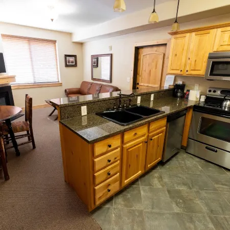 Silverado Lodge - 1 Br Suite, King Bed & Pool View