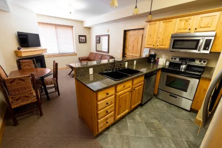 Silverado Lodge - 1 Br Suite, King Bed & Pool View