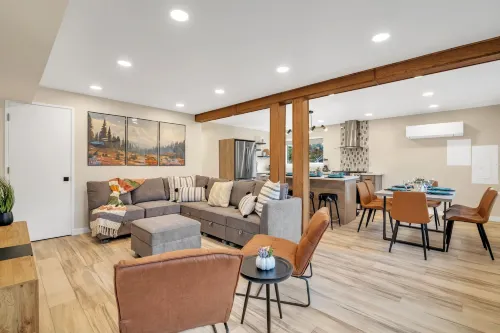 Pacific Northwest Retreat Duplex 3Min from Seattle by RedAwning - Bungalows