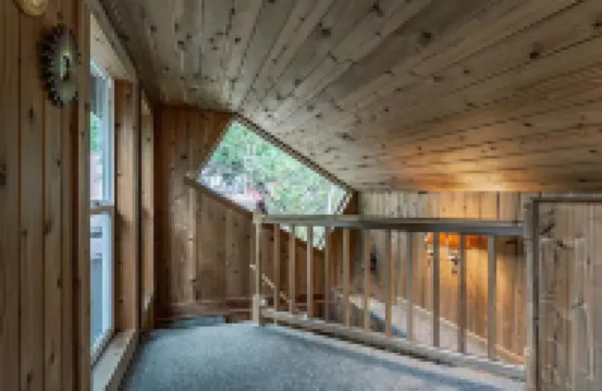 Riverfront Cabin w/Hot Tub : Near Mt. Rainier Sunrise entrance