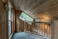 Riverfront Cabin w/Hot Tub : Near Mt. Rainier Sunrise entrance Hotels in Greenwater