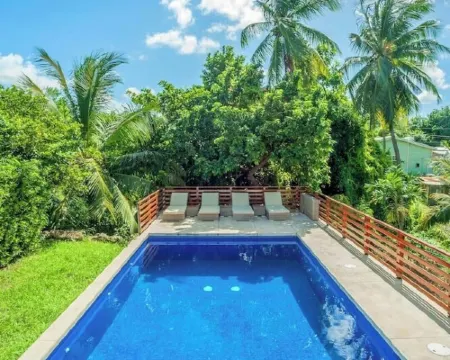 Large modern villa with pool on West Coast near beach & restaurants w/ parking. ドゥランツのホテル