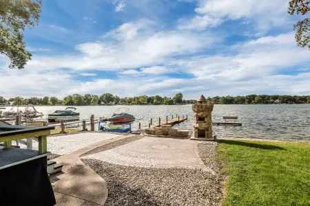 Beautiful lakefront with hot-tub 2bedroom +WiFi on all sports Cooley lake