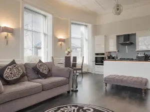 Marks at the Manor Luxury Riverside Apartments - Sleeps up to 4, with Parking and Sky TV