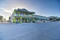 Tropical Pass-a-Grille Gem w/ Direct Beach Access!