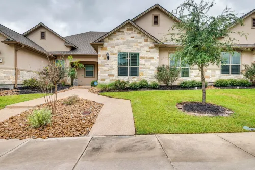 Gorgeous College Station Townhome w/ Patio! - Apartments