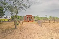 Modern Sunset Cabin w/ Wood Fire Pit! - Parkplatz