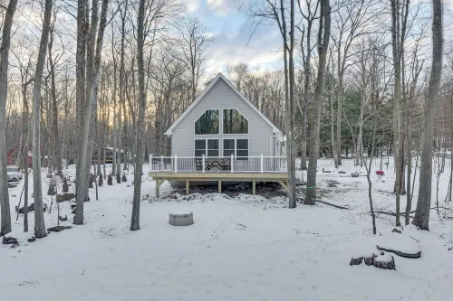 Pocono Lake Home with Community Perks Hike and Ski!