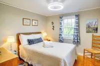 Walk to Monument Beach: Cape Cod Cottage w/ Grill - Homestays