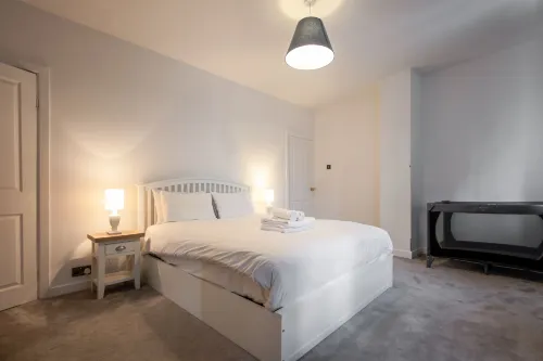 Contemporary Home in Friendly Easton, Free Parking Hotels in Keynsham