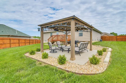 Pool Access, Grill and Gazebo Ozark Getaway! - Homestays
