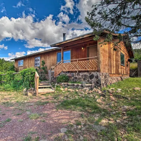 Peaceful Ranch Cabin, 3 Mi to Becker Lake!