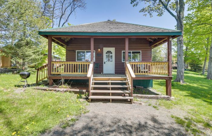 8 Mi to Saddleback Ski Area: Cabin w/ Fire Pit