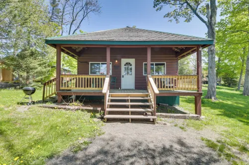 8 Mi to Saddleback Ski Area Cabin with Fire Pit