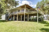 Renovated Crescent Lake Escape w/ Waterfront Deck! - Parkplatz