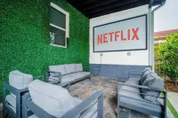 Charming Villa, Sleeps 16, Private Pool, Outdoor Cinema, Central Miami