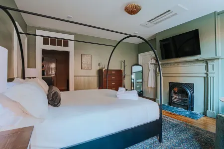 Barristers Row Отели рядом с достопримечательностью «Публичная библиотека Стонтон»