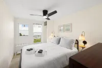 5-Min Walk to Beach, AC, Pet Friendly & WiFi 데니스 호텔