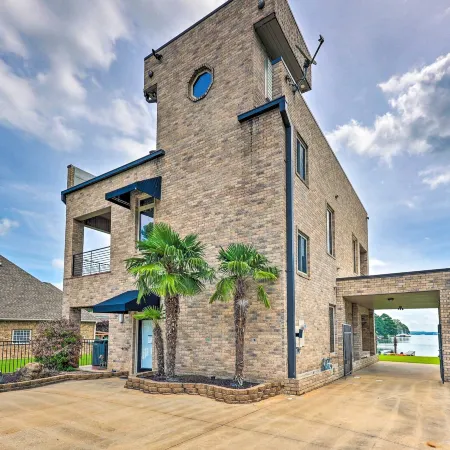 Waterfront Home ~ 4 Mi to Oaklawn Racing Casino!