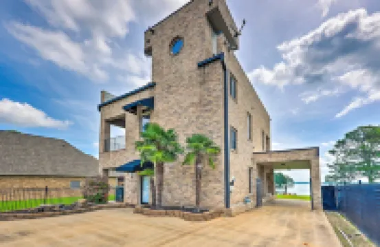 Waterfront Home ~ 4 Mi to Oaklawn Racing Casino!