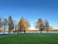 Lakefront Beach Bungalow -  Retreat & Relax - Kayaks, Fire pit, Tree Swings! Hotel a Moose Lake