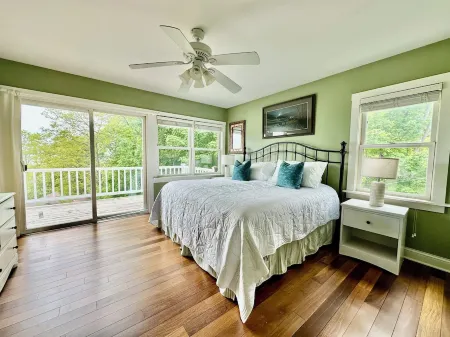 Spacious Walkable in Bayfield!! Lake Views, Steps to Ferry, Marina & Downtown Отели рядом с достопримечательностью «Apostle Islands Rustic Makwa Den»